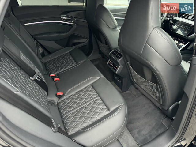 Ауді Q8 e-tron 2023 у Мукачеве на Automoto.ua Чорний Ауді Q8 e-tron, об'ємом двигуна 0 л та пробігом 38 тис. км за 64500 $, фото 26 на Automoto.ua