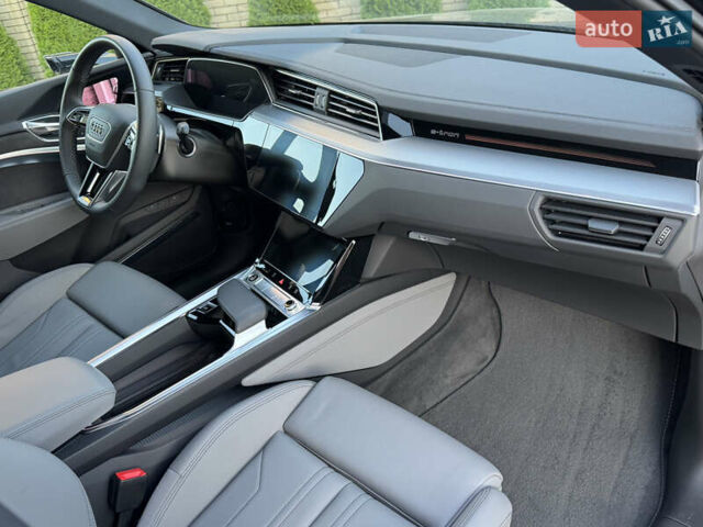 Черный Ауди Q8 e-tron, объемом двигателя 0 л и пробегом 23 тыс. км за 55000 $, фото 48 на Automoto.ua