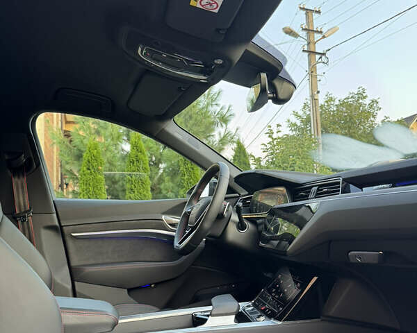 Чорний Ауді Q8 e-tron, об'ємом двигуна 0 л та пробігом 31 тис. км за 57900 $, фото 120 на Automoto.ua