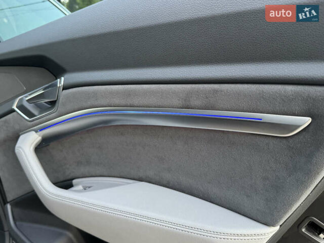 Черный Ауди Q8 e-tron, объемом двигателя 0 л и пробегом 23 тыс. км за 55000 $, фото 82 на Automoto.ua