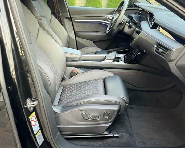 Чорний Ауді Q8 e-tron, об'ємом двигуна 0 л та пробігом 31 тис. км за 57900 $, фото 115 на Automoto.ua