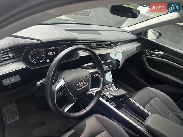 Черный Ауди Q8 e-tron, объемом двигателя 0 л и пробегом 27 тыс. км за 47900 $, фото 12 на Automoto.ua