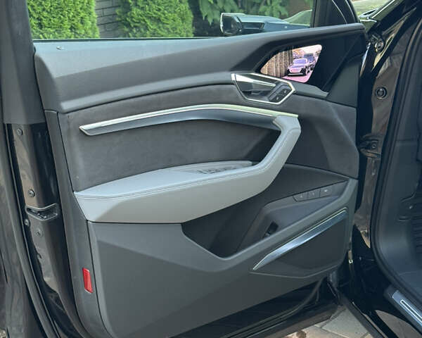 Черный Ауди Q8 e-tron, объемом двигателя 0 л и пробегом 23 тыс. км за 55000 $, фото 30 на Automoto.ua
