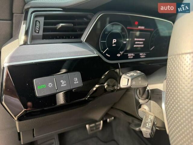 Черный Ауди Q8 e-tron, объемом двигателя 0 л и пробегом 33 тыс. км за 51115 $, фото 11 на Automoto.ua