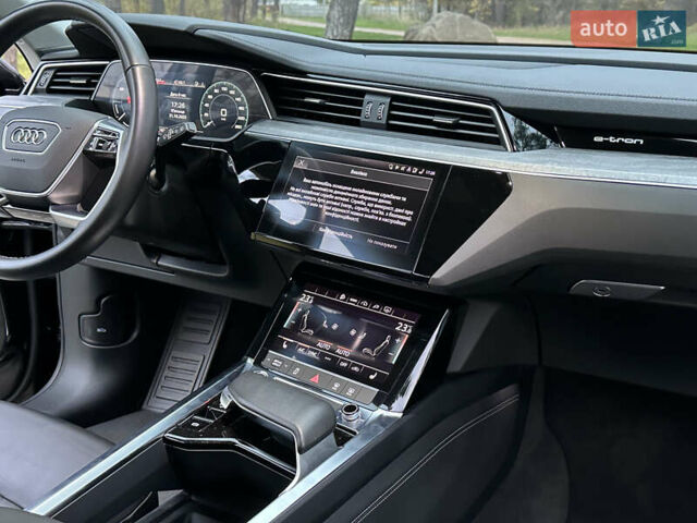 Чорний Ауді Q8 e-tron, об'ємом двигуна 0 л та пробігом 16 тис. км за 48500 $, фото 58 на Automoto.ua