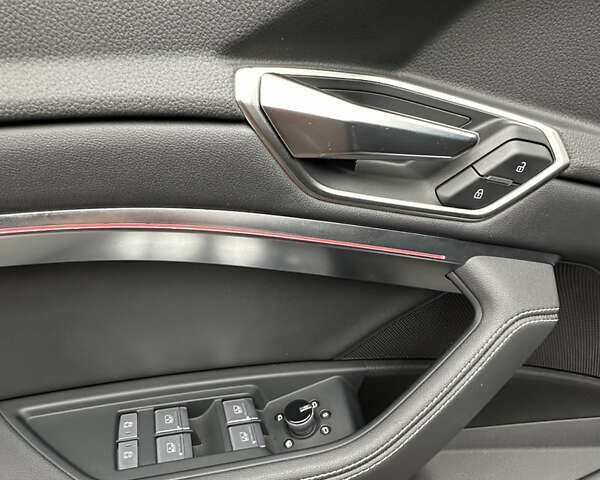 Чорний Ауді Q8 e-tron, об'ємом двигуна 0 л та пробігом 25 тис. км за 54000 $, фото 43 на Automoto.ua