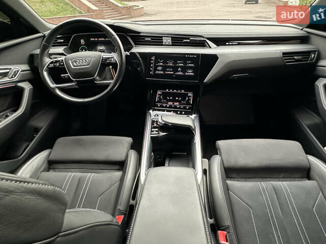 Чорний Ауді Q8 e-tron, об'ємом двигуна 0 л та пробігом 25 тис. км за 54000 $, фото 31 на Automoto.ua