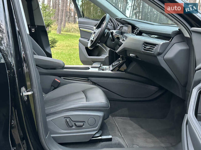 Чорний Ауді Q8 e-tron, об'ємом двигуна 0 л та пробігом 16 тис. км за 48500 $, фото 48 на Automoto.ua