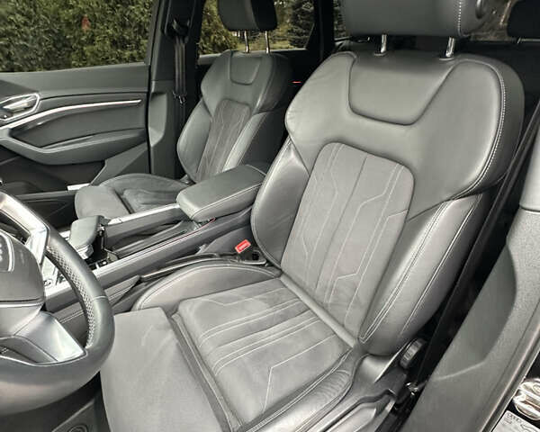 Чорний Ауді Q8 e-tron, об'ємом двигуна 0 л та пробігом 25 тис. км за 54000 $, фото 26 на Automoto.ua