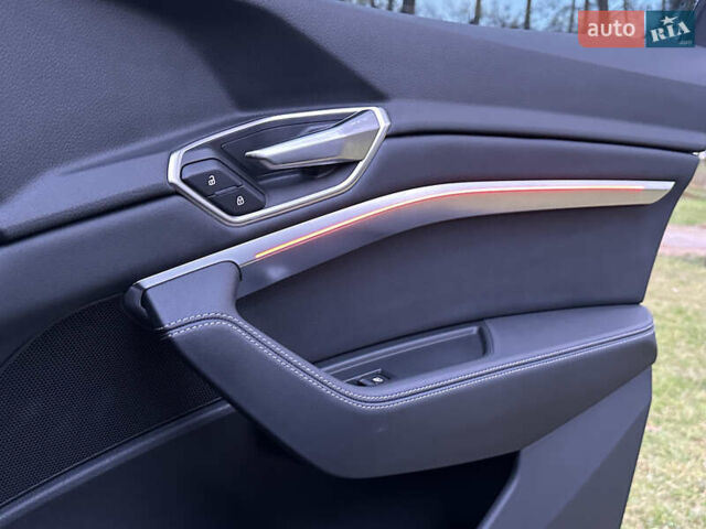 Чорний Ауді Q8 e-tron, об'ємом двигуна 0 л та пробігом 16 тис. км за 48500 $, фото 56 на Automoto.ua