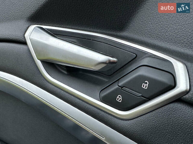 Чорний Ауді Q8 e-tron, об'ємом двигуна 0 л та пробігом 16 тис. км за 48500 $, фото 92 на Automoto.ua