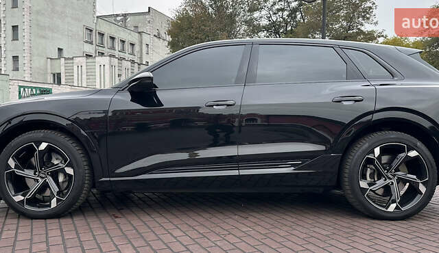 Чорний Ауді Q8 e-tron, об'ємом двигуна 0 л та пробігом 25 тис. км за 54000 $, фото 14 на Automoto.ua