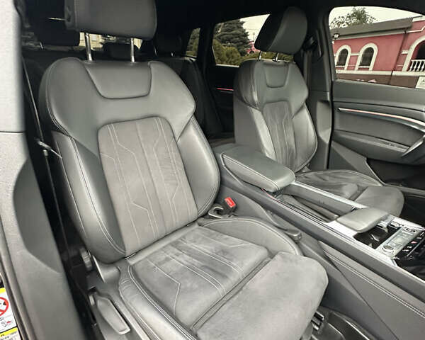 Чорний Ауді Q8 e-tron, об'ємом двигуна 0 л та пробігом 25 тис. км за 54000 $, фото 27 на Automoto.ua