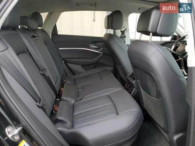 Чорний Ауді Q8 e-tron, об'ємом двигуна 0 л та пробігом 16 тис. км за 34000 $, фото 10 на Automoto.ua