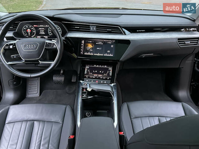 Чорний Ауді Q8 e-tron, об'ємом двигуна 0 л та пробігом 16 тис. км за 48500 $, фото 61 на Automoto.ua