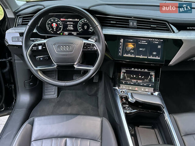 Чорний Ауді Q8 e-tron, об'ємом двигуна 0 л та пробігом 16 тис. км за 48500 $, фото 72 на Automoto.ua