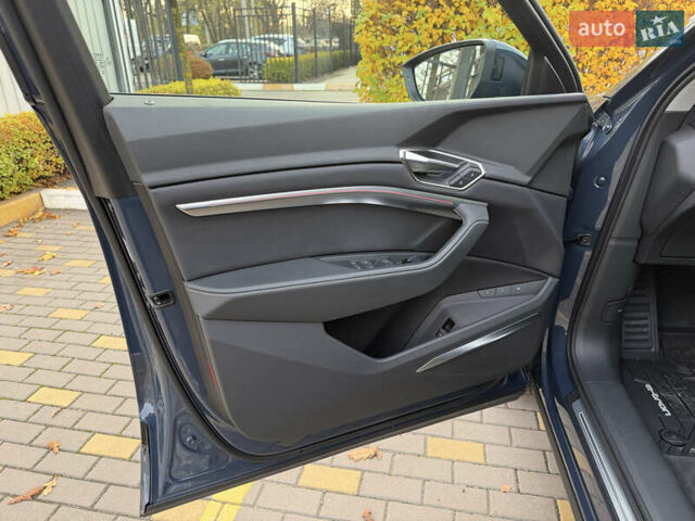 Серый Ауди Q8 e-tron, объемом двигателя 0 л и пробегом 33 тыс. км за 59000 $, фото 12 на Automoto.ua