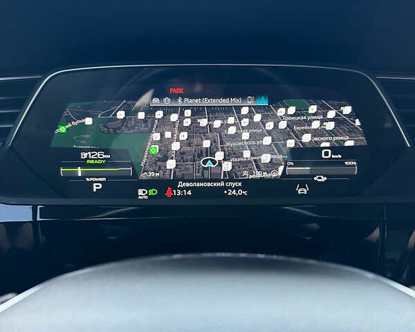 Серый Ауди Q8 e-tron, объемом двигателя 0 л и пробегом 4 тыс. км за 50999 $, фото 26 на Automoto.ua