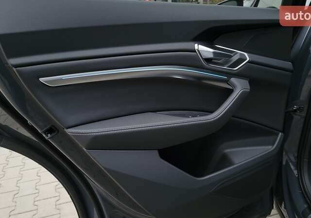 Сірий Ауді Q8 e-tron, об'ємом двигуна 0 л та пробігом 34 тис. км за 65000 $, фото 25 на Automoto.ua
