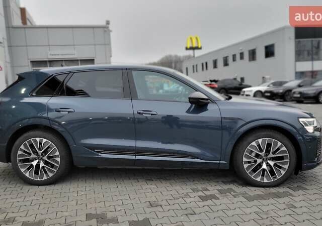 Сірий Ауді Q8 e-tron, об'ємом двигуна 0 л та пробігом 21 тис. км за 48500 $, фото 2 на Automoto.ua
