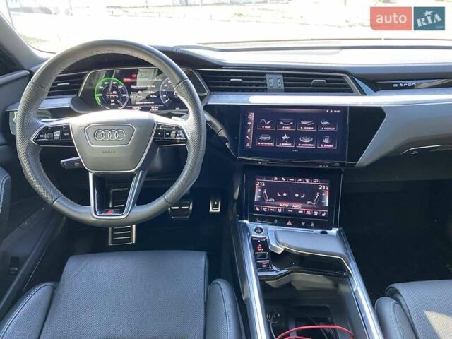 Серый Ауди Q8 e-tron, объемом двигателя 0 л и пробегом 35 тыс. км за 69900 $, фото 40 на Automoto.ua