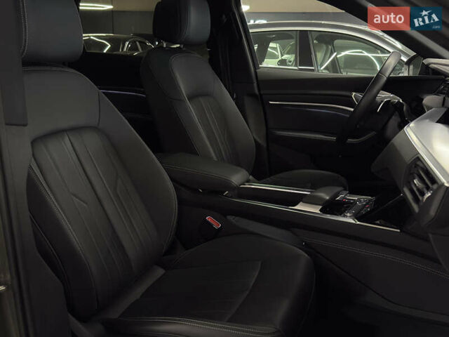 Серый Ауди Q8 e-tron, объемом двигателя 0 л и пробегом 24 тыс. км за 48989 $, фото 16 на Automoto.ua