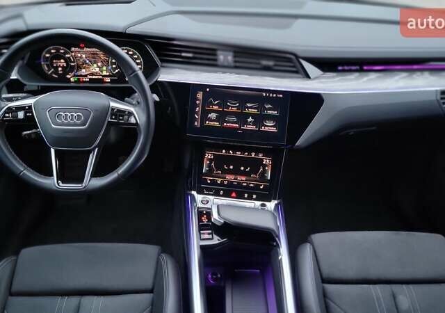 Сірий Ауді Q8 e-tron, об'ємом двигуна 0 л та пробігом 34 тис. км за 65000 $, фото 63 на Automoto.ua