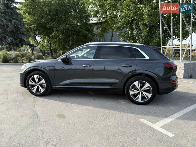Сірий Ауді Q8 e-tron, об'ємом двигуна 0 л та пробігом 25 тис. км за 54000 $, фото 12 на Automoto.ua