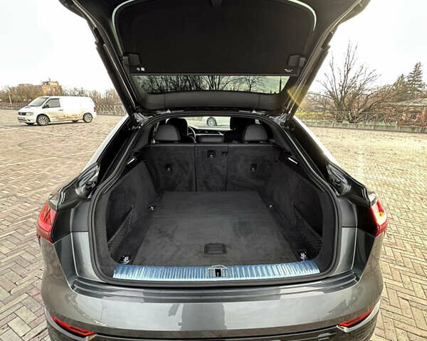 Сірий Ауді Q8 e-tron, об'ємом двигуна 0 л та пробігом 16 тис. км за 47500 $, фото 8 на Automoto.ua