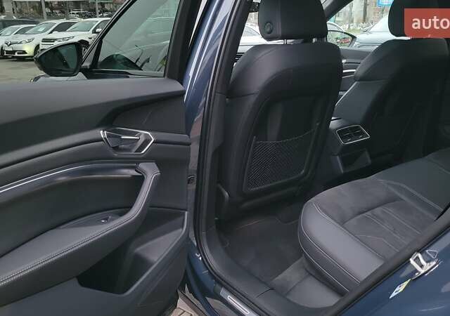 Сірий Ауді Q8 e-tron, об'ємом двигуна 0 л та пробігом 21 тис. км за 48500 $, фото 20 на Automoto.ua