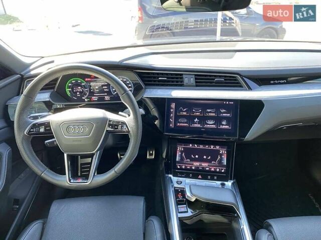 Серый Ауди Q8 e-tron, объемом двигателя 0 л и пробегом 35 тыс. км за 69900 $, фото 39 на Automoto.ua