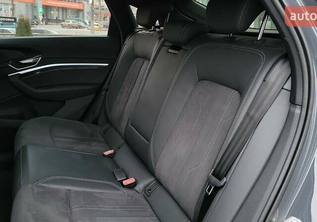 Сірий Ауді Q8 e-tron, об'ємом двигуна 0 л та пробігом 34 тис. км за 65000 $, фото 27 на Automoto.ua