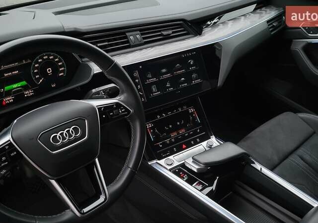 Сірий Ауді Q8 e-tron, об'ємом двигуна 0 л та пробігом 34 тис. км за 65000 $, фото 19 на Automoto.ua