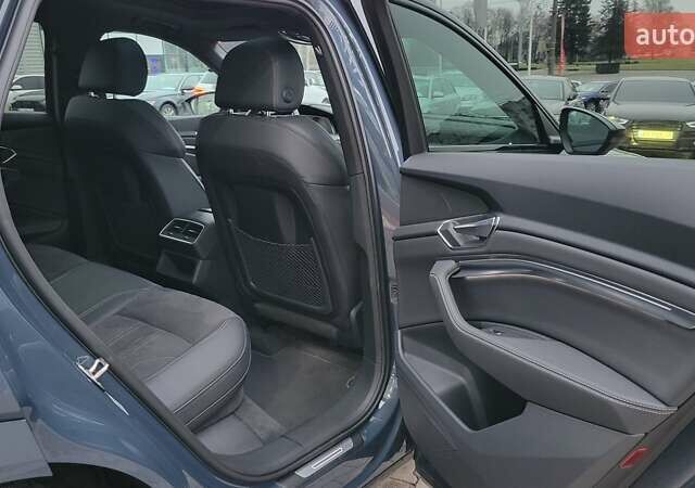 Сірий Ауді Q8 e-tron, об'ємом двигуна 0 л та пробігом 21 тис. км за 48500 $, фото 22 на Automoto.ua