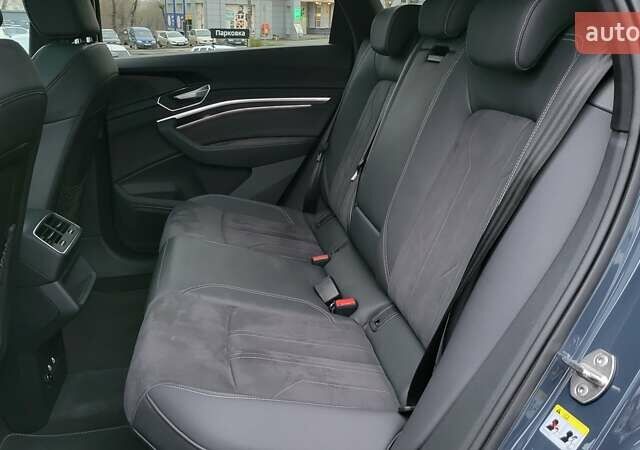 Сірий Ауді Q8 e-tron, об'ємом двигуна 0 л та пробігом 21 тис. км за 48500 $, фото 21 на Automoto.ua