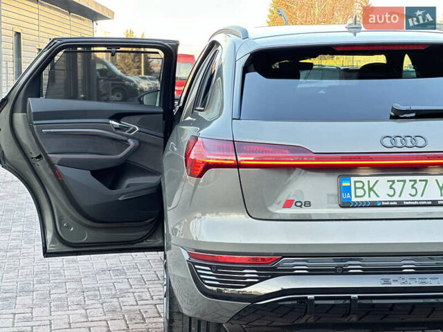 Сірий Ауді Q8 e-tron, об'ємом двигуна 0 л та пробігом 41 тис. км за 64000 $, фото 39 на Automoto.ua
