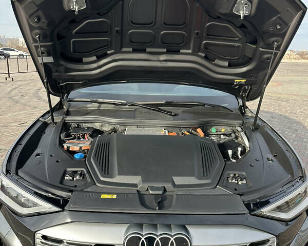 Сірий Ауді Q8 e-tron, об'ємом двигуна 0 л та пробігом 16 тис. км за 47500 $, фото 7 на Automoto.ua