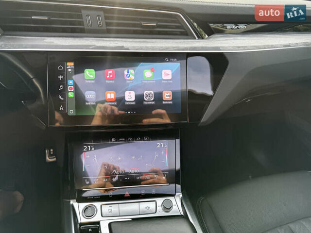 Сірий Ауді Q8 e-tron, об'ємом двигуна 0 л та пробігом 25 тис. км за 54000 $, фото 21 на Automoto.ua