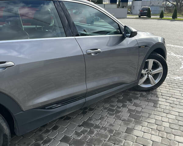 Серый Ауди Q8 e-tron, объемом двигателя 0 л и пробегом 25 тыс. км за 38200 $, фото 5 на Automoto.ua