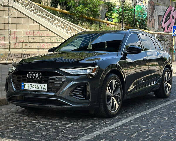 Серый Ауди Q8 e-tron, объемом двигателя 0 л и пробегом 4 тыс. км за 50999 $, фото 11 на Automoto.ua