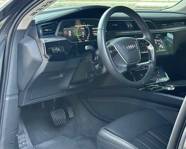 Серый Ауди Q8 e-tron, объемом двигателя 0 л и пробегом 4 тыс. км за 50999 $, фото 23 на Automoto.ua