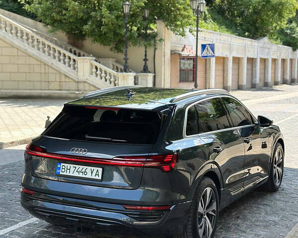 Серый Ауди Q8 e-tron, объемом двигателя 0 л и пробегом 4 тыс. км за 50999 $, фото 7 на Automoto.ua
