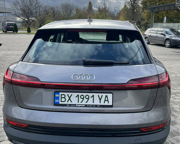 Серый Ауди Q8 e-tron, объемом двигателя 0 л и пробегом 25 тыс. км за 38200 $, фото 7 на Automoto.ua