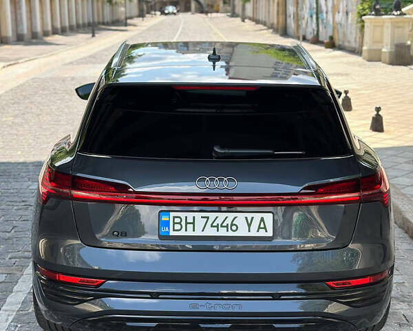 Серый Ауди Q8 e-tron, объемом двигателя 0 л и пробегом 4 тыс. км за 50999 $, фото 9 на Automoto.ua