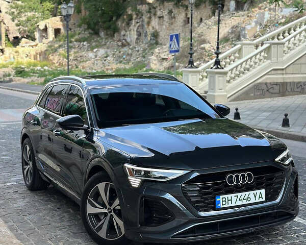 Серый Ауди Q8 e-tron, объемом двигателя 0 л и пробегом 4 тыс. км за 50999 $, фото 3 на Automoto.ua