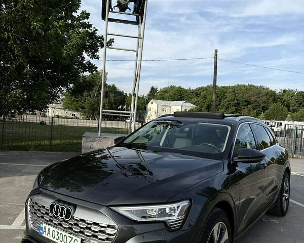 Сірий Ауді Q8 e-tron, об'ємом двигуна 0 л та пробігом 25 тис. км за 54000 $, фото 2 на Automoto.ua