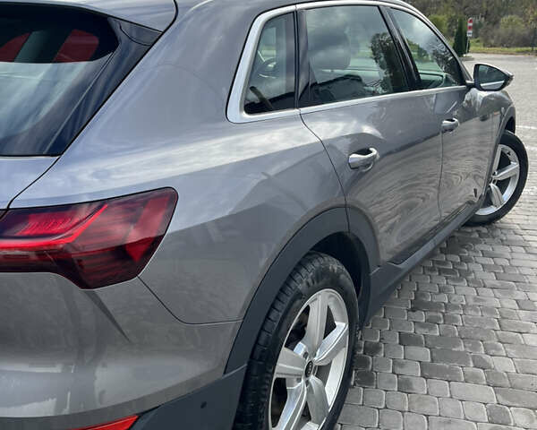 Серый Ауди Q8 e-tron, объемом двигателя 0 л и пробегом 25 тыс. км за 38200 $, фото 6 на Automoto.ua