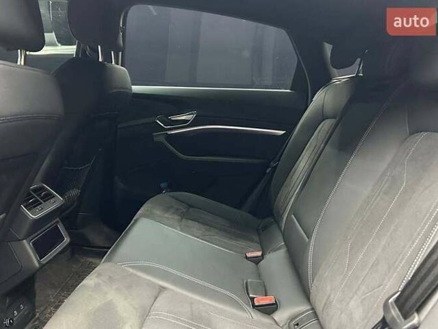 Сірий Ауді Q8 e-tron, об'ємом двигуна 0 л та пробігом 26 тис. км за 69500 $, фото 23 на Automoto.ua