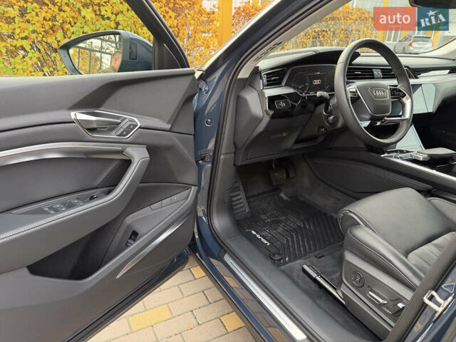 Серый Ауди Q8 e-tron, объемом двигателя 0 л и пробегом 33 тыс. км за 59000 $, фото 7 на Automoto.ua