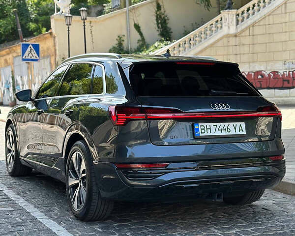 Серый Ауди Q8 e-tron, объемом двигателя 0 л и пробегом 4 тыс. км за 50999 $, фото 15 на Automoto.ua